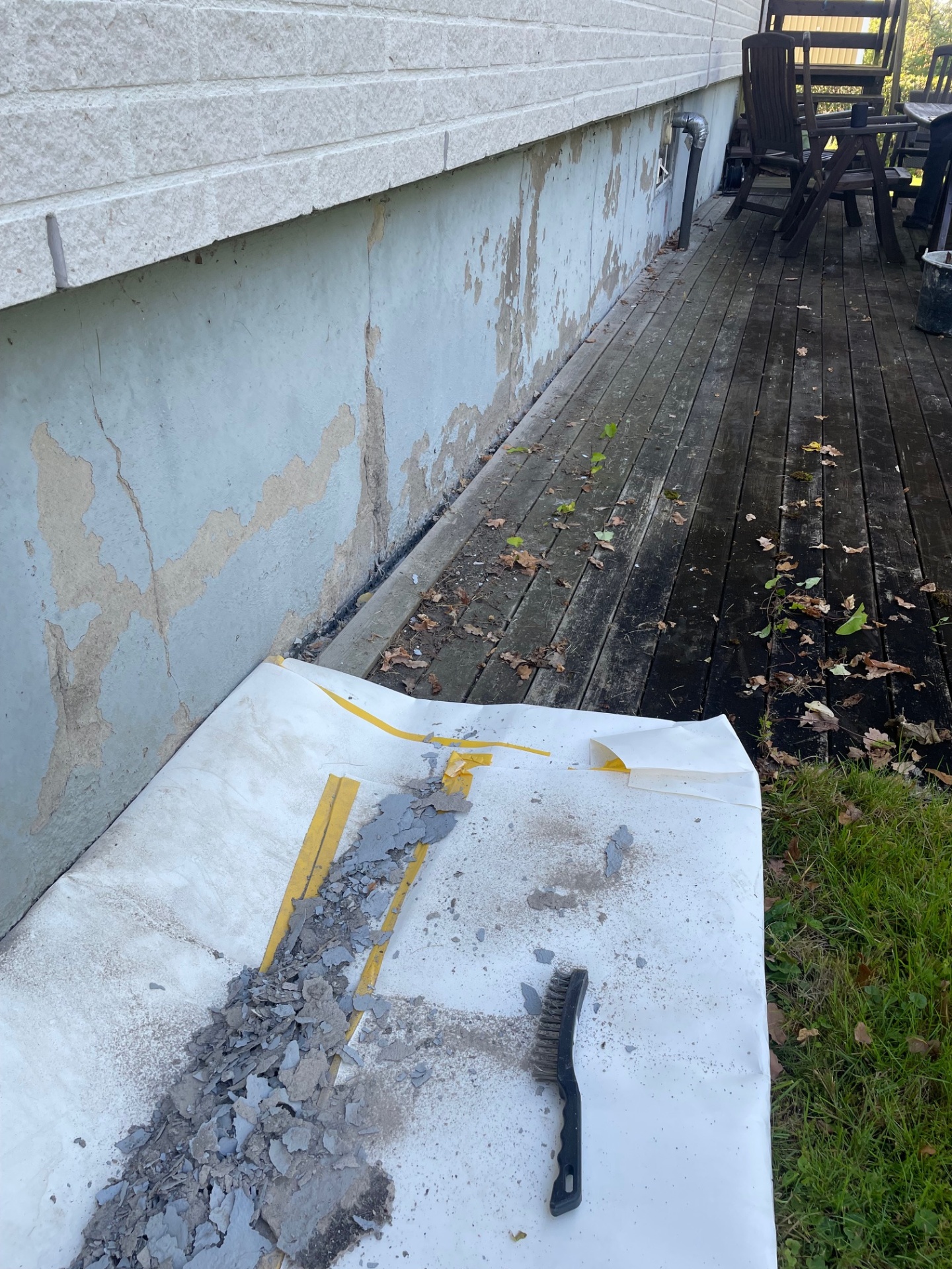 Sockel på Mellanbacken under arbete – skrapning av gammal färg