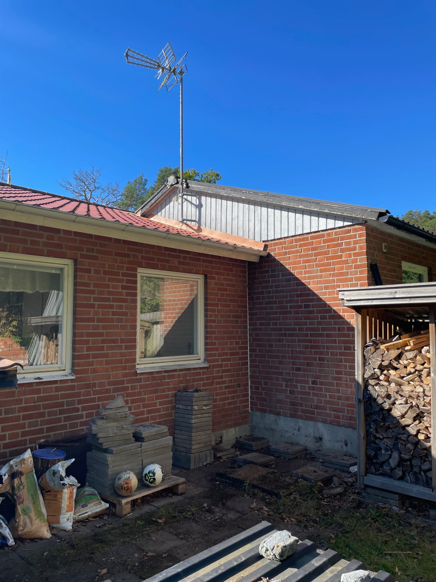 Förråd på Solås efter rivning – mur och grund synlig